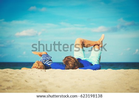 Similar – Vater und Sohn spielen zur Tageszeit am Strand. Die Menschen haben Spaß im Freien. Konzept des Sommerurlaubs und der freundlichen Familie.