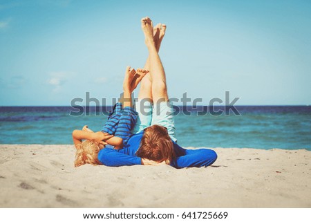 Similar – Vater und Sohn spielen zur Tageszeit am Strand. Die Menschen haben Spaß im Freien. Konzept des Sommerurlaubs und der freundlichen Familie.