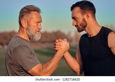 Vater und Sohn, die Händen halten
