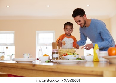 Vater und Sohn, der Pasta Salat macht