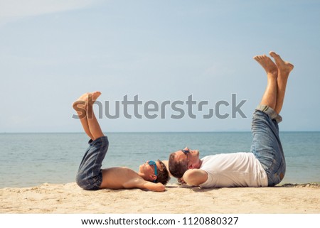 Similar – Vater und Sohn spielen zur Tageszeit am Strand. Die Menschen haben Spaß im Freien. Konzept des Sommerurlaubs und der freundlichen Familie.