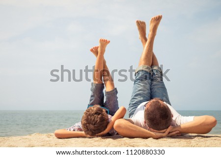 Similar – Vater und Sohn spielen zur Tageszeit am Strand. Die Menschen haben Spaß im Freien. Konzept des Sommerurlaubs und der freundlichen Familie.