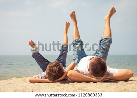 Similar – Vater und Sohn spielen zur Tageszeit am Strand. Die Menschen haben Spaß im Freien. Konzept des Sommerurlaubs und der freundlichen Familie.