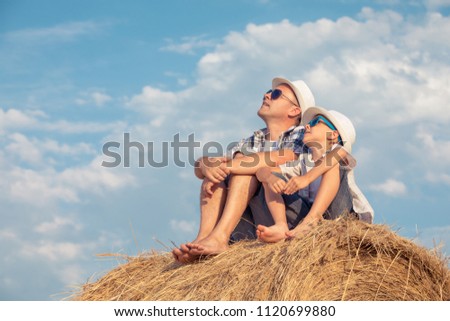 Similar – Vater und Sohn spielen zur Tageszeit im Park.