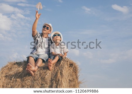 Similar – Vater und Sohn spielen zur Tageszeit im Park.