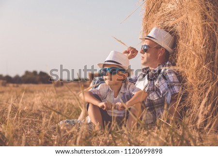 Similar – Vater und Sohn spielen zur Tageszeit im Park.