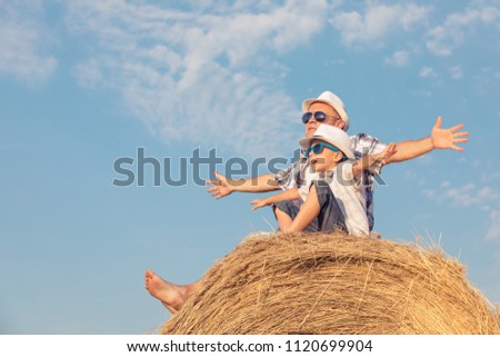 Similar – Vater und Sohn spielen zur Tageszeit im Park.