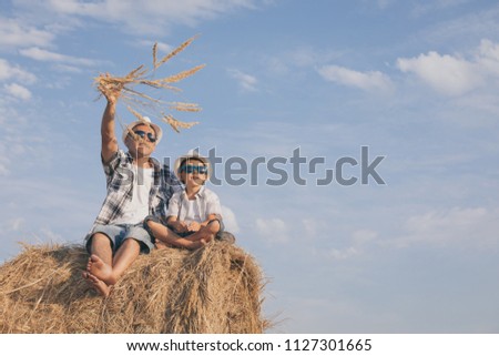 Similar – Vater und Sohn spielen zur Tageszeit im Park.