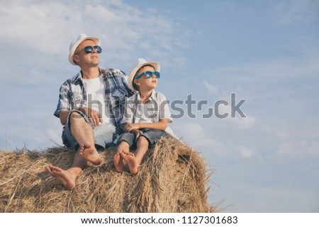 Vater und Sohn spielen zur Tageszeit im Park.