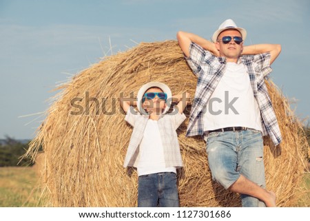 Vater und Sohn spielen zur Tageszeit im Park.