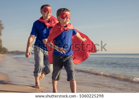 Similar – Vater und Sohn spielen tagsüber am Strand Superhelden. Die Leute haben Spaß im Freien. Konzept des Sommerurlaubs und der freundlichen Familie.