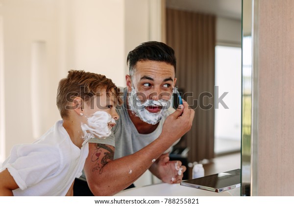 Vater Und Sohn Rasieren Sich Im Stockfoto Jetzt Bearbeiten