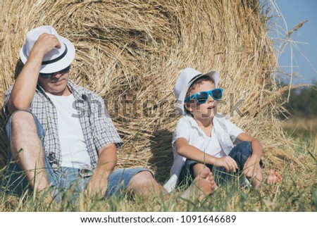 Vater und Sohn sitzen im Park.