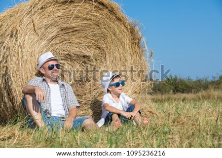 Vater und Sohn sitzen im Park.