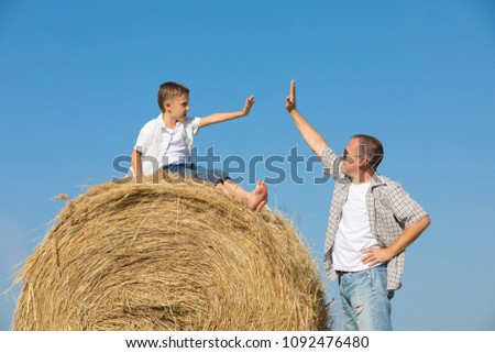 Similar – Vater und Sohn spielen zur Tageszeit im Park.