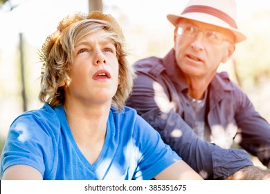 Vater und Sohn im Weingarten