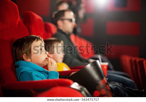 3d映画でアニメ映画を見る父と2人の子ども の写真素材 今すぐ編集