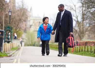 Vater geht Sohn auf dem Weg zur Schule