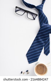 Concepto del Día del Padre. Foto vertical de vista superior de copos de corbata azul y taza de café sobre fondo blanco aislado con espacio vacío