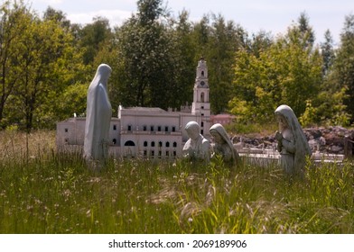 Fatima Children In Abandoned Park Of Religious Miniatures In Częstochowa Poland - Złota Góra - Golden Mountain