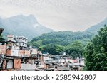 Favela  adossée aux colines de Rio de Janeiro