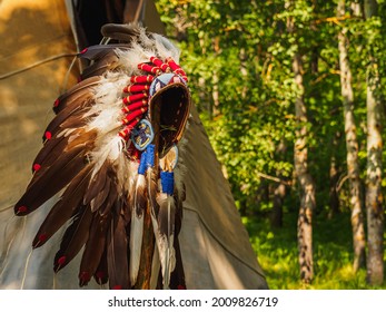 Las plumas se dirigen a los antiguos amerindios. Atributos del antiguo indio americano.