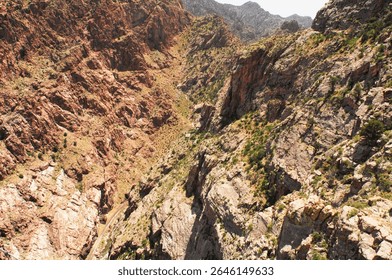 Featuring a dramatic perspective, this image reveals the beauty of rocky cliffs alongside a serene river, encapsulating the grandeur of the great outdoors and nature's wonders.