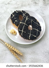 Feb 26, 2021 - Riau, Indonesia: Donut Or Doughnut With Cheesy Crumble Oreo Topping. In White Plate. Selective Focus. 