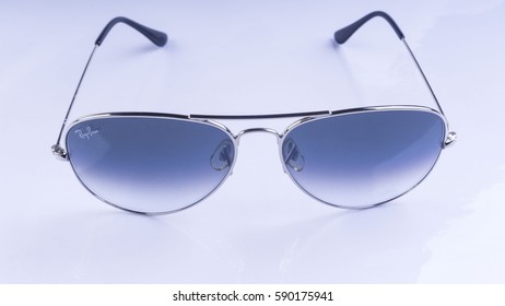 430 Rayban sunglasses Images, Stock Photos & Vectors | Shutterstock