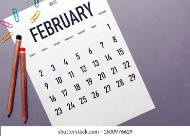 Februar 2020 einfacher Kalender mit Bürobedarf und Kopienraum