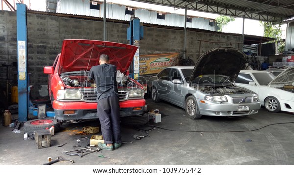 February 27,\
2018 The car repairman is finding the cause of the engine damage.\
At the garage in Bangkok\
Thailand