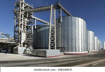Feed mill for the production of feed for livestock and poultry