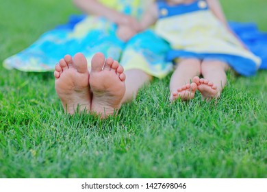 Feet Mom Little Girl On Lawn Stock Photo 1427698046 | Shutterstock