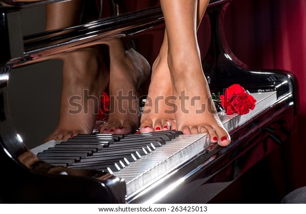 Photo De Stock Feet Young Girl On Piano Keyboard 263425013 Shutterstock