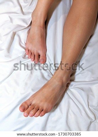 Feets in white silky sheetz
