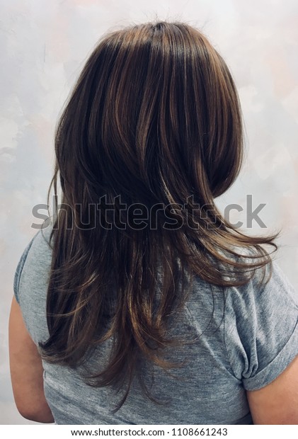 Female Cascading Haircut Long Hair Brown Stockfoto Jetzt