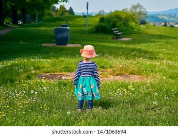 後ろ姿 子供 の写真素材 画像 写真 Shutterstock