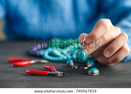 Female create handmade jewelry