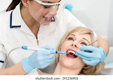Zahnarztpraxis bei der Zahnreinigung