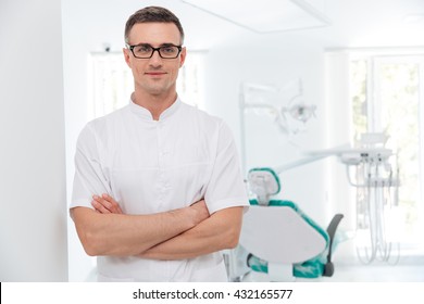 Female Dentist Standing With His Hands Crossed And Looking At Camera