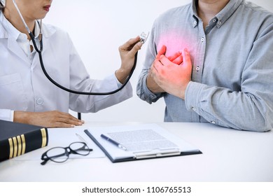 Female Doctor Checking Heart Beat Of Patient And Recommend Treatment Methods And How To Use Medicine.