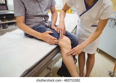 M Dica Mujer Examinando A Pacientes Con Foto De Stock Shutterstock