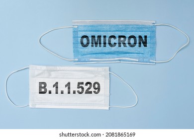 Weibliche Ärztin hält eine Gesichtsmaske mit - Omicron Varianten Text auf. Covid-19 neue Variante - Omicron. Omicron-Variante des Coronavirus. SARS-CoV-2-Variante