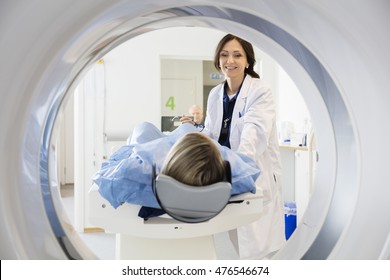 Ärztin untersucht Patienten, die einer CT-Prüfung unterzogen werden
