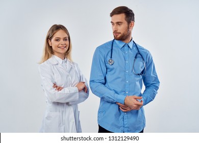 Eine Ärztin steht mit einem Assistenzstethoskop rückwärts