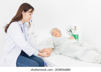 Female Doctor Use Hand Screening Vital Sign Of Old Asian Patient , Healthcare Worker Treatment Patient In Hospital, Elderly Health Check Up , Palliative Care