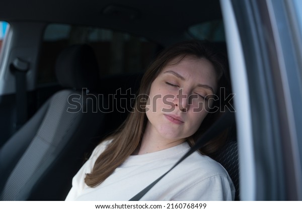 The female driver is sleeping in the car. Chronic\
fatigue, work in a taxi