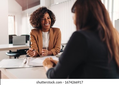 Weiblicher Finanzberater, der einen Kunden konsultiert