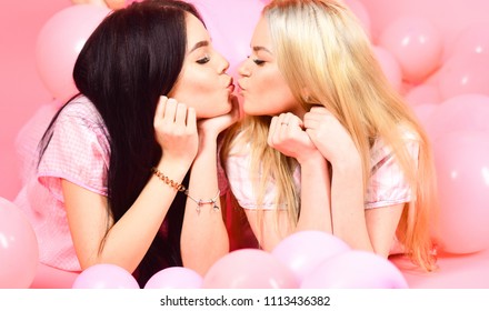Hot Sexy Lesbian Blonde And Brunette Kissing
