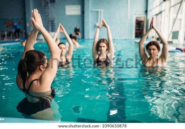 Little Girls Swimming Pool By Summer Stock-foto (rediger 